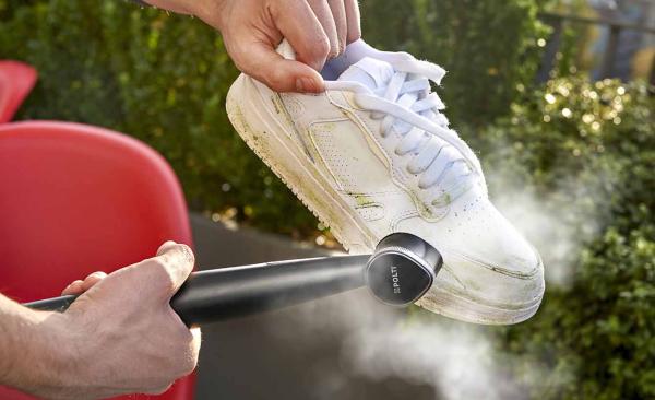 Como limpar tênis e sapatos com vapor sem danificá-los