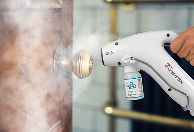 Desinfecção a vapor Polti de uma maçaneta de porta