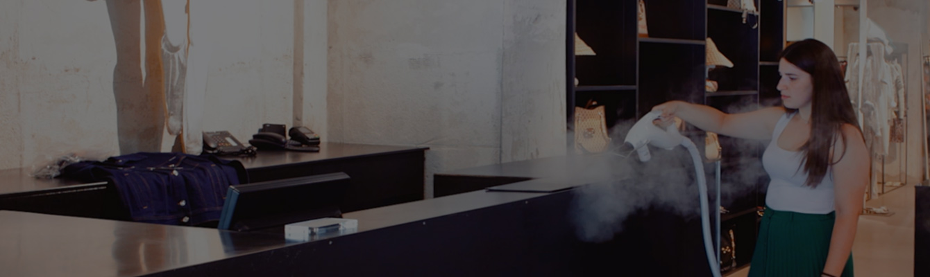 Desinfecção a vapor Polti de um balcão de loja