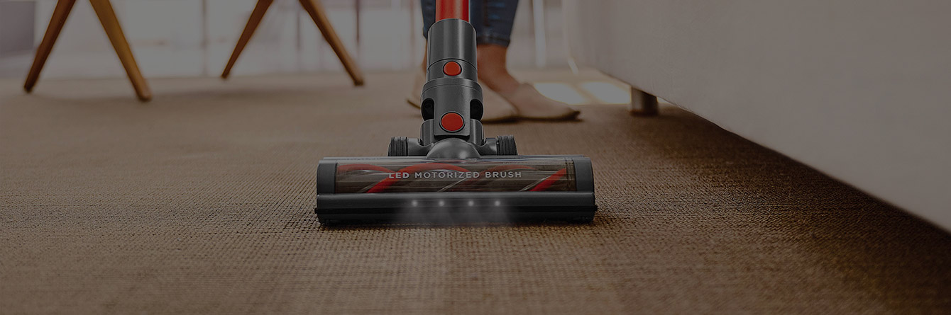 A imagem mostra a escova Polti Forzaspira D-Power em uso num tapete