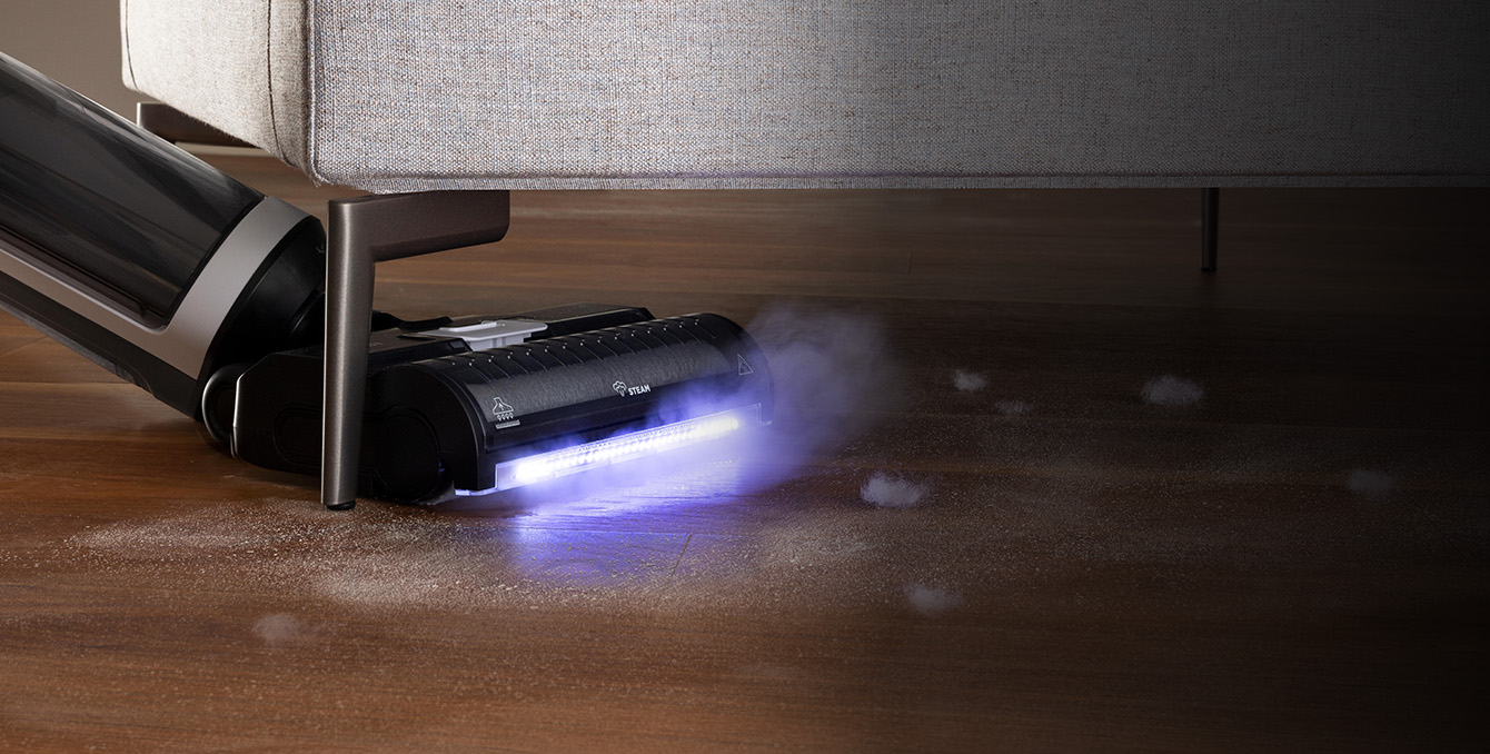 Polti RollySteam a limpar debaixo de um sofá