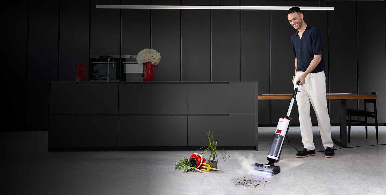 Uma jovem usa o Polti RollySteam para limpar o chão de madeira