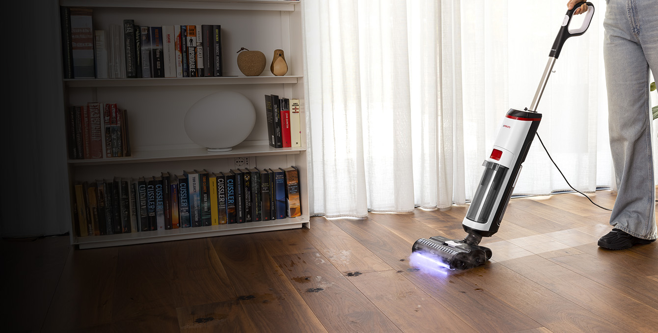 Polti RollySteam a vaporizar o chão limpando pegadas de animais