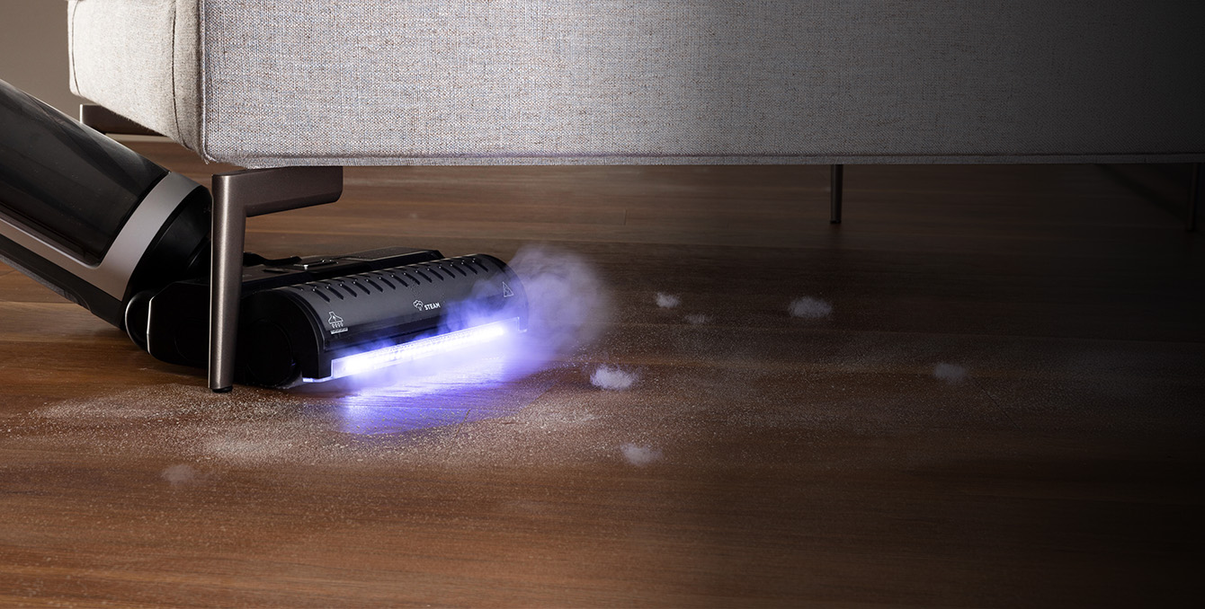 Polti RollySteam a limpar debaixo de um sofá