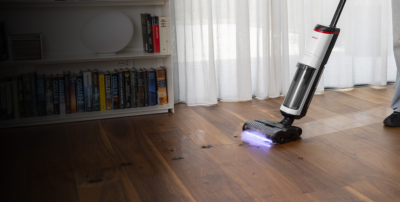 Polti RollySteam com vapor ativo limpando pegadas de animais no chão