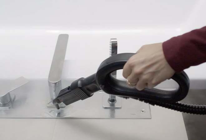 Vantagens dos produtos Polti: limpeza a vapor de uma torneira